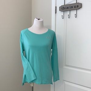 UNDER ARMOUR SIZE MEDIUM SUPER SOFT LONG SLEEVE TOP